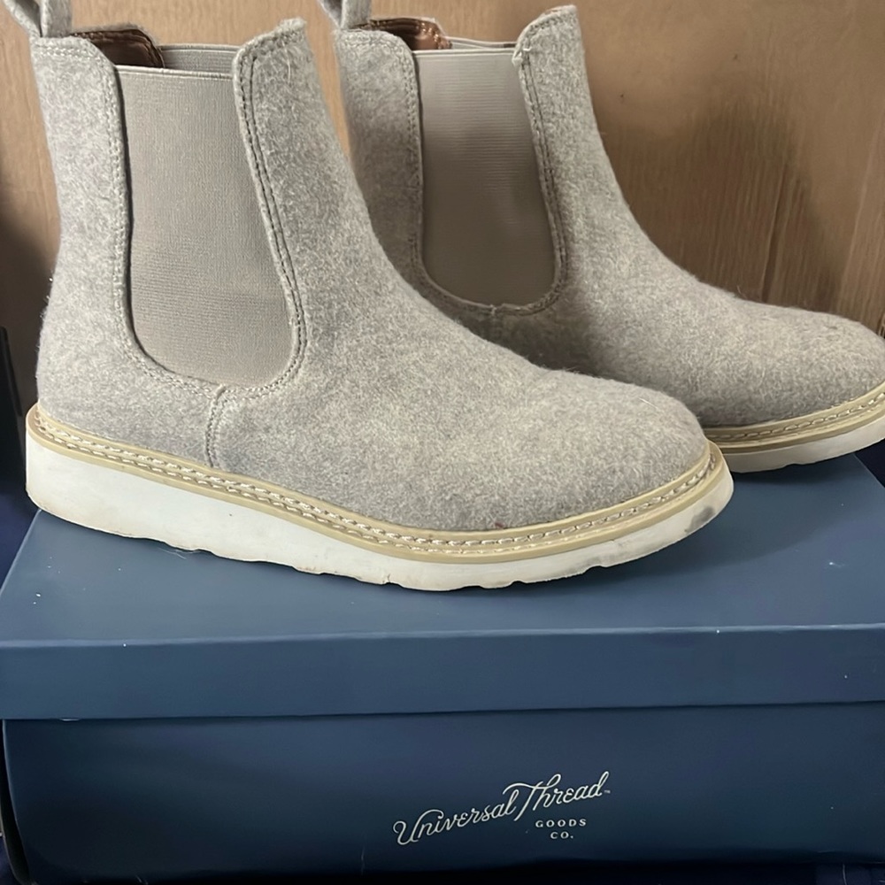 Universal Thread boots
